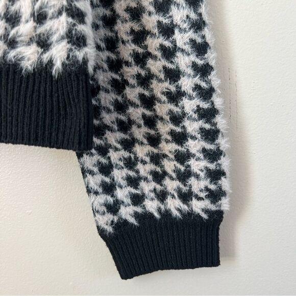 Tahari Women's Black White Soft Fuzzy Eyelash Houndstooth Cardigan Sweater Large - Picture 3 of 11